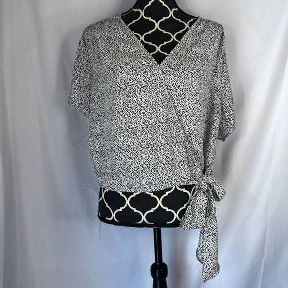 Lush Black & White Animal Print Short Sleeve Vneck Wrap Shirt Lightweight Sz XL - Picture 12 of 13